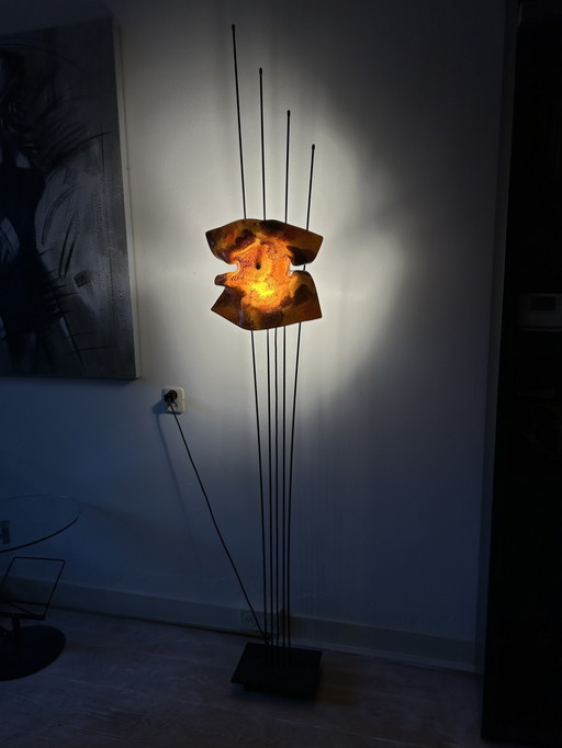 Artistieke vloerlamp met een sculpturaal karakter en warm licht