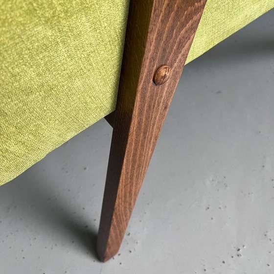 Vintage fauteuil in mid-century modern stijl: limoengroene stof, frame van beukenhout. – Wood (photo 12 of 14)