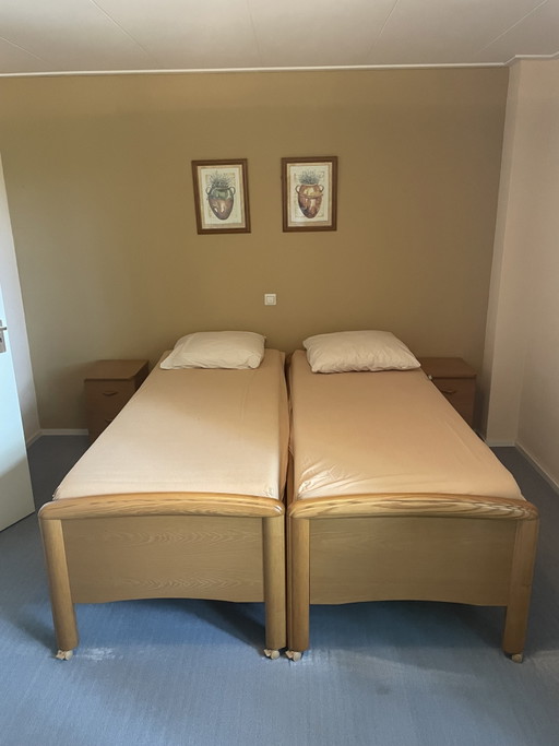 2 lits simples avec tables de chevet – Kuperus, eenpersoonsbedden, Metal, Wood