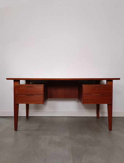 Freistehender dänischer Vintage-Schreibtisch von Henning Jørgensen