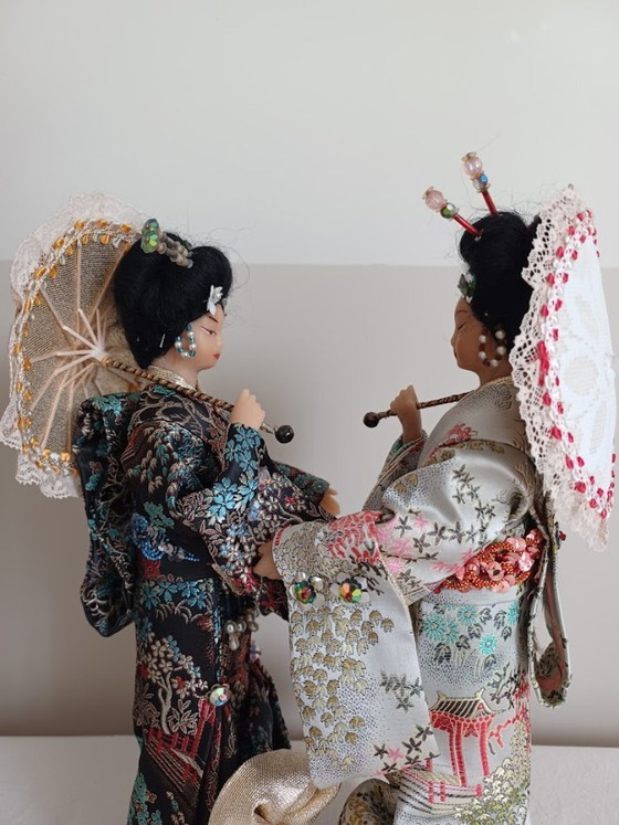 Image 1 of Set di statuette vintage di geisha giapponesi, dipinte a mano e ricche di dettagli.