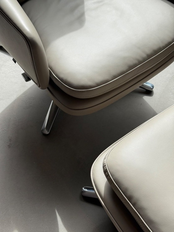 Image 1 of Vitra Grand Relax met Ottoman