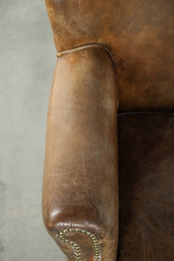Image 1 of Stoere rundleren fauteuil in een mooi subtiel formaat met een prachtig patina