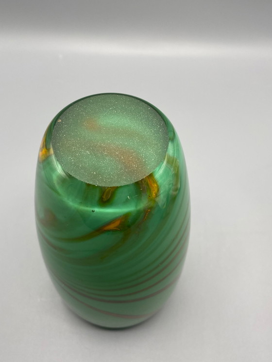 Smaragdgroene vaas van kunstglas – Amberkleurige wervelingen – circa – Glazen & Karaffen, 1960 (photo 5 of 7)