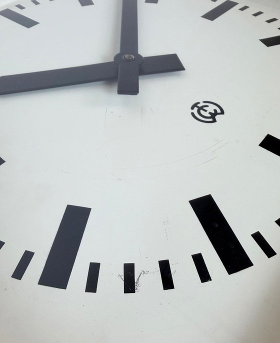 Grande horloge murale carrée blanche de style industriel, de CTW, 1960 – Pendules, Glass, Iron (photo 17 of 19)
