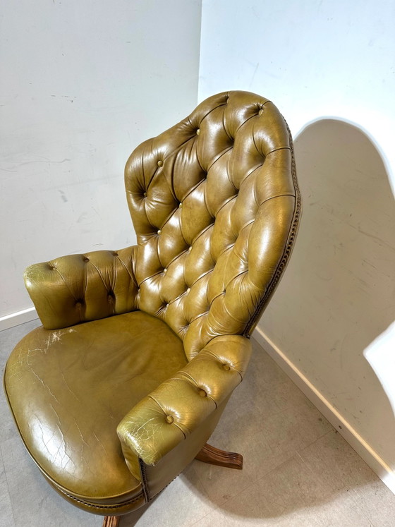 Fauteuil Chesterfield pivotant vintage en cuir vert olive (photo 3 of 4)