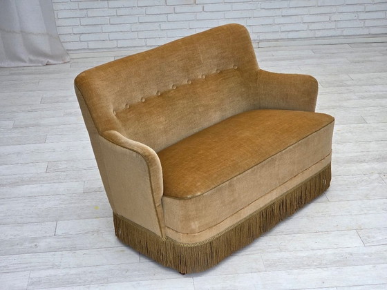 Image 1 of Sofá danés de 2 plazas, década de 1970, tapizado en terciopelo verde claro.