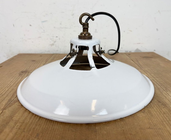 Image 1 of Industriële witte geëmailleerde fabriekshanglamp, jaren 60