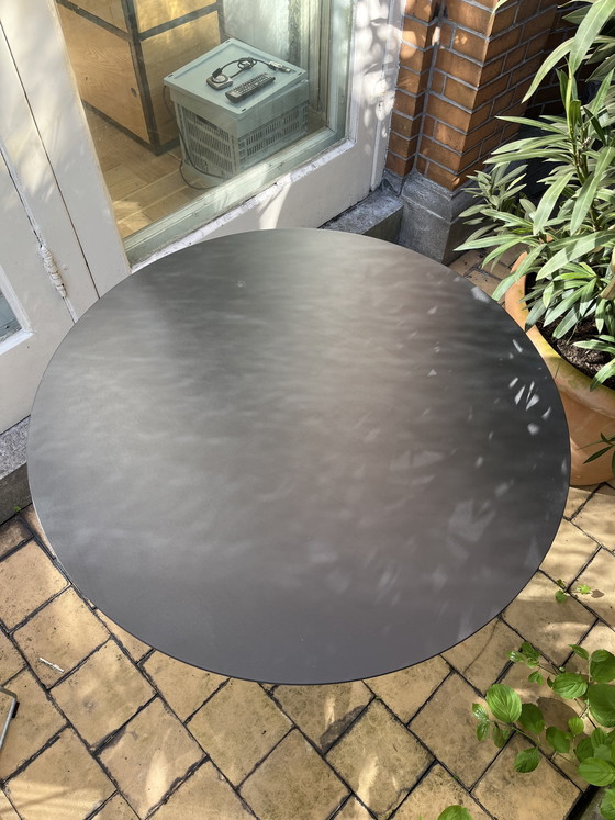 Image 1 of HAY kegelvormige tafel in zwart, rond, 70 cm.
