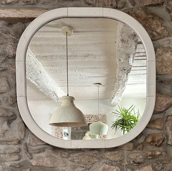Großer Wandspiegel im Space-Age-Stil aus weiß patiniertem Holz. Frankreich, 1970er Jahre. – Glass (photo 6 of 7)