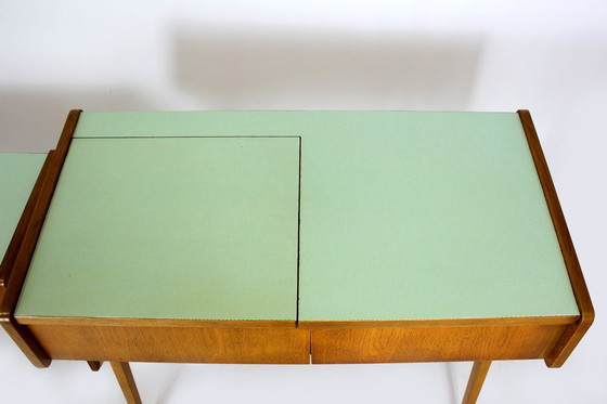 Image 1 of Tables de chevet restaurées de style Mid-Century avec coiffeuse, Tchécoslovaquie, années 1960, ensemble de 3