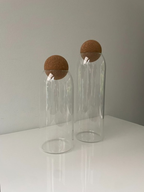 Image 1 of Juego de 2 tarros de cristal para almacenamiento con tapas abovedadas de corcho.