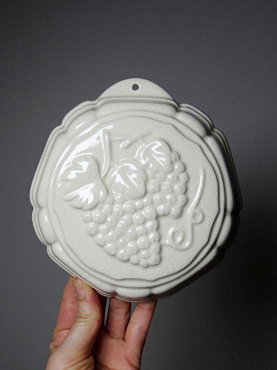Image 1 of Set van 3 aardewerken puddingvormen, met reliëfversiering, vintage jaren 80-90.
