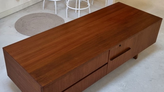 Image 1 of Credenza bassa di metà secolo