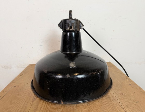 Image 1 of Industriële zwarte geëmailleerde fabriekslamp met gietijzeren bovenkant, jaren 50