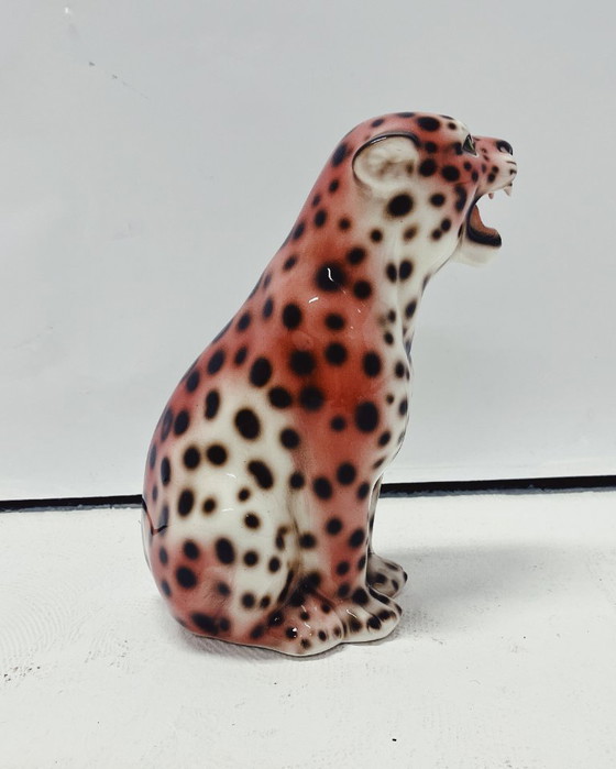 Image 1 of Roze luipaardsculptuur