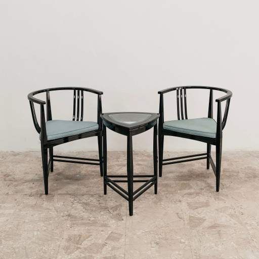 Ernest Archibald Taylor: een paar fauteuils en een driehoekige salontafel, design uit de jaren 80.