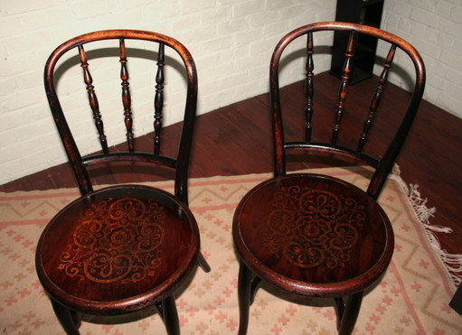 2 restaurierte Thonet-Stühle N°85