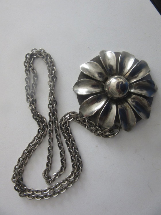 Modernist Flower Daisy Necklace Pendant with Long Chain, vintage – Decorative Objects, Metal (photo 9 of 10)