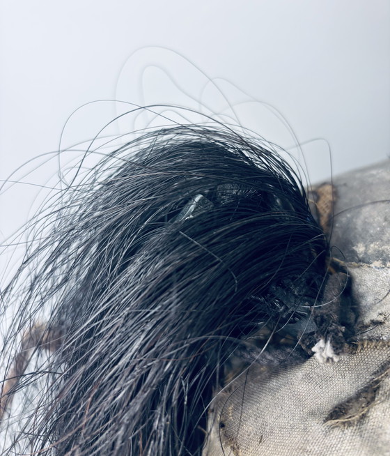 Image 1 of Antico cavallo da tiro in legno su slitta con rivestimento in tessuto e pelle – circa fine XIX/inizio XX secolo