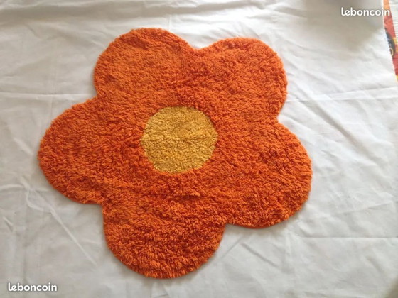 Image 1 of Petit tapis forme fleur année 70 vintage