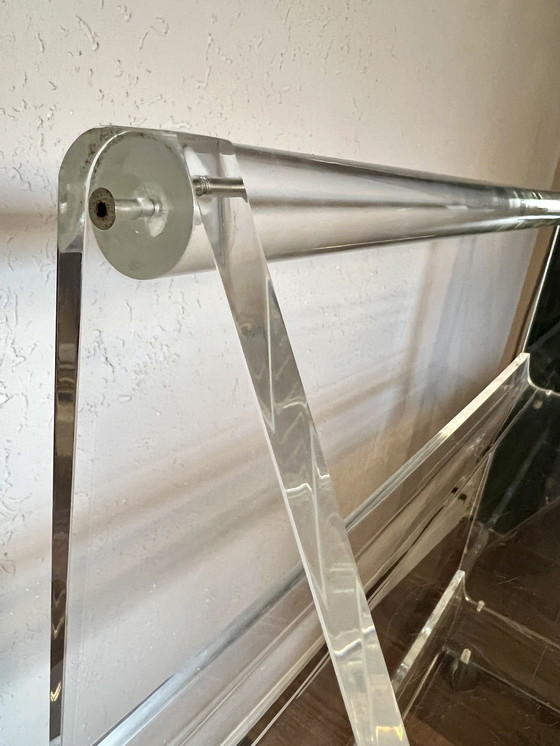 Image 1 of Chariot de service Space Age/Atomic Age des années 70 en verre Lucite/acrylique sur roulettes chromées avec 5 compartiments à bo