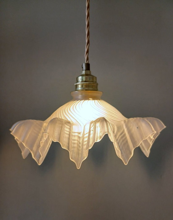 Image 1 of Lampe suspension vintage française en verre dépoli de style Clichy.