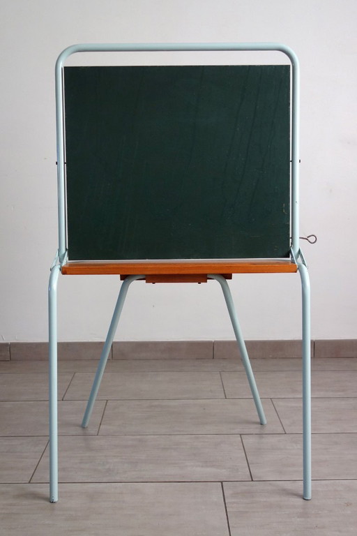 Pizarra escolar plegable antigua de la década de 1960.