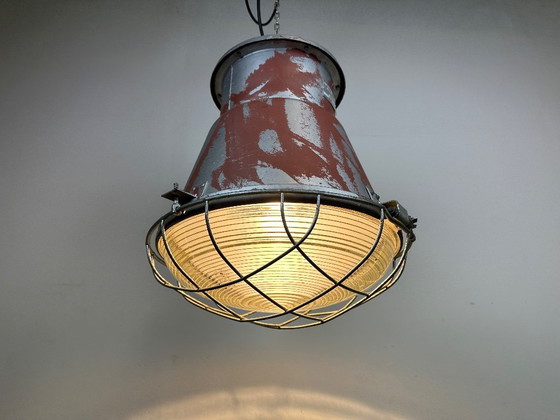 Image 1 of Suspension industrielle en forme de cage avec abat-jour en verre, de Mesko, années 1970