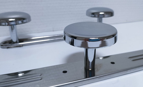 Image 1 of twee vintage verchroomde metalen jashaken