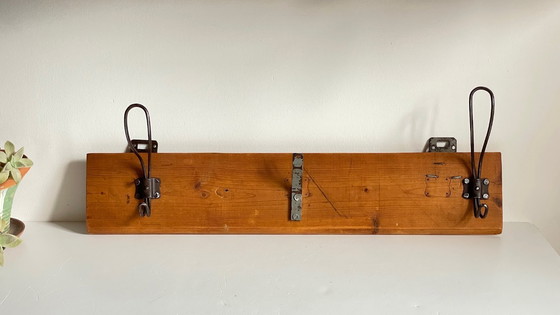 Image 1 of Vintage schoolkapstok van hout en staal