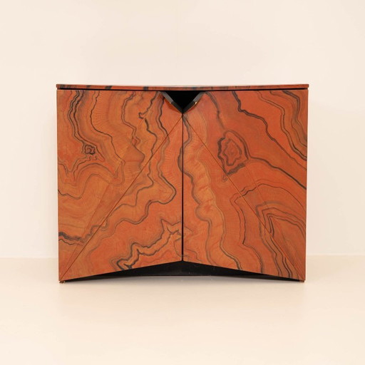 Hermoso armario asiático pintado a mano