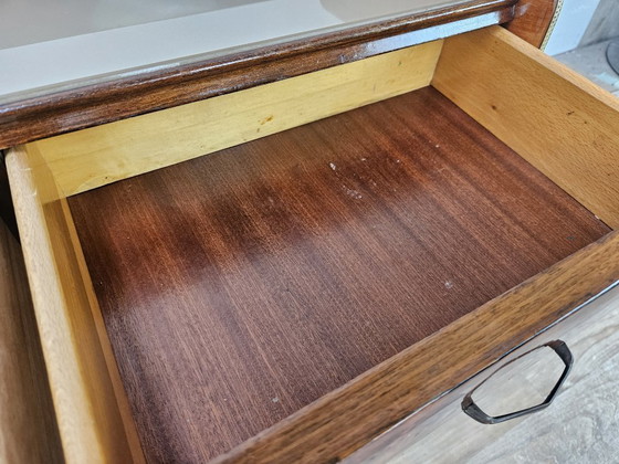 Image 1 of Tocador de madera de raíz con estante doble de cristal.