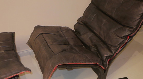 Image 1 of Poltrona in pelle patinata con poggiapiedi di metà secolo di Westnofa, Norvegia, anni '60