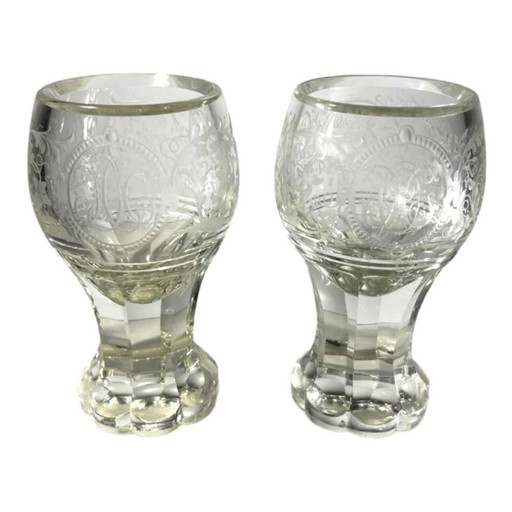 Verres à pied en cristal épais taillé avec décor de volutes et monogramme, Bohême, années 1900, Lot de 2