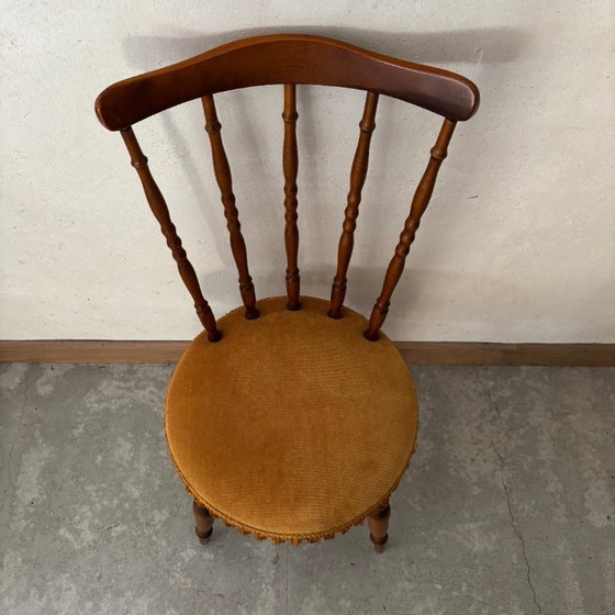 Image 1 of Sedia in legno con velluto giallo