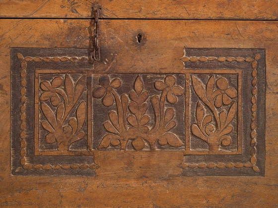 Coffre ancien avec motifs floraux gravés (c.1850) #14 – Commodes, Rustic (photo 34 of 40)