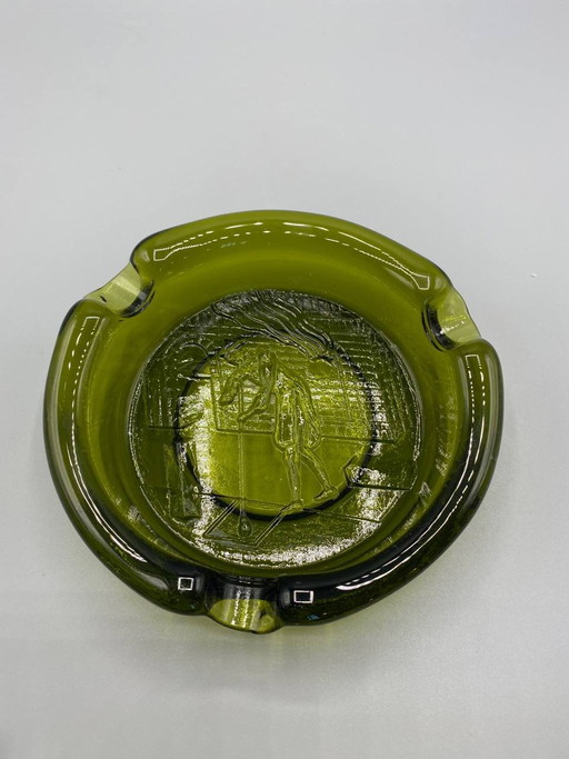 Vintage olijfgroene glazen asbak, met reliëf van een glasblazer, jaren 70. – glazen karaffen, Art Deco
