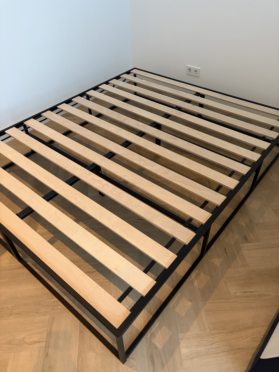 Image 1 of Cadre de lit en acier noir mat, matelas Matt Sleeps inclus (160 x 200 cm).