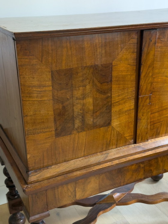 Image 1 of Elegante gabinete con patas en cruz de nogal del siglo XVII