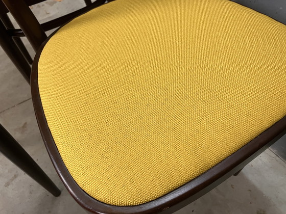 Image 1 of Thonet 215 madera curvada amarilla recién tapizada