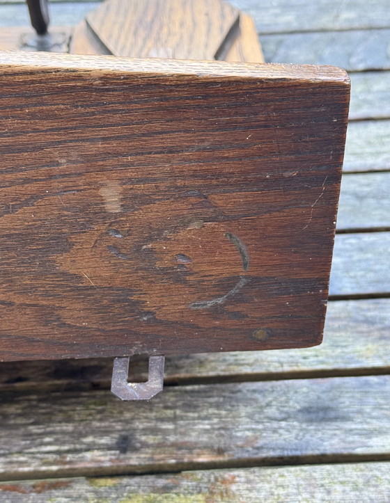 Image 1 of Porte-manteau de l'école d'Amsterdam | vers 1920 | Chêne massif | Une pièce qui attire tous les regards