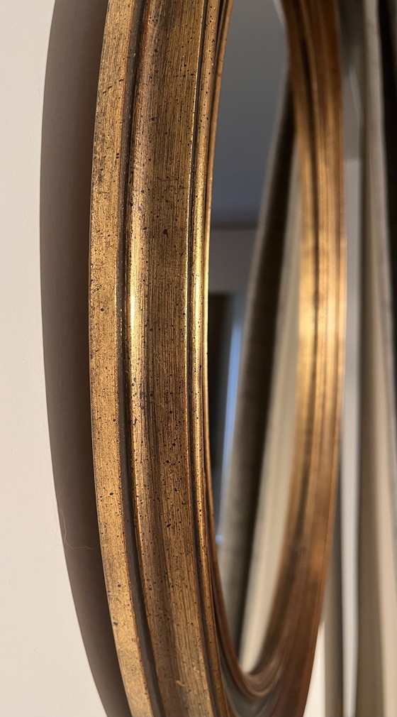 Image 1 of Miroir mural ovale raffiné avec cadre en bois doré