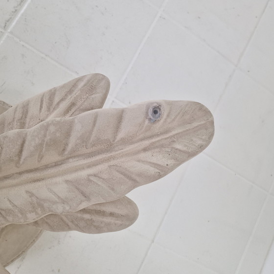 Image 1 of Mesa de centro italiana "Flor" de yeso con placa redonda tallada en facetas, años 70