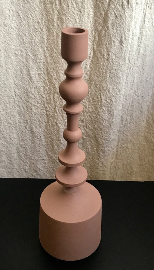Wave-shaped candleholder
