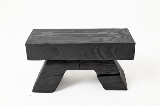 Rustieke, sculpturale kruk/bijzettafel, gebrand zwart eikenhout, gesneden, uniek, Logniture