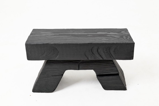 Image 1 of Rustieke, sculpturale kruk/bijzettafel, gebrand zwart eikenhout, gesneden, uniek, Logniture