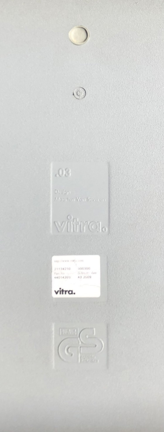 Image 1 of set van 2 grijze, comfortabele design-stoelen van het merk vitra. in goede staat