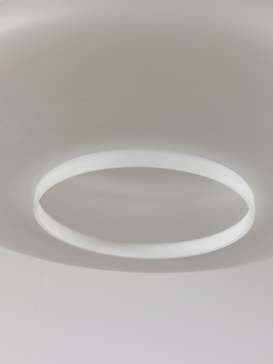 Image 1 of Suspension vintage en verre opale, style milieu du XXe siècle, époque spatiale de la RDA