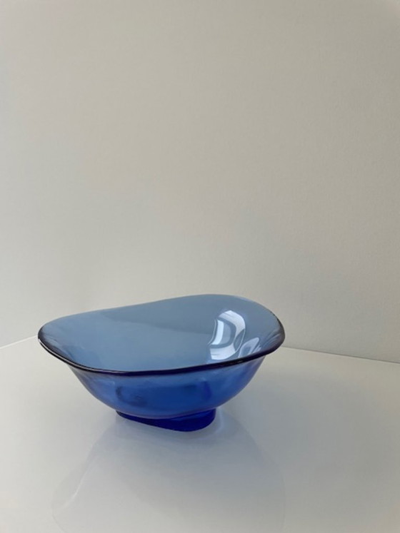 Image 1 of Ciotola in vetro dal design vintage, di un blu brillante, dalla forma triangolare organica.